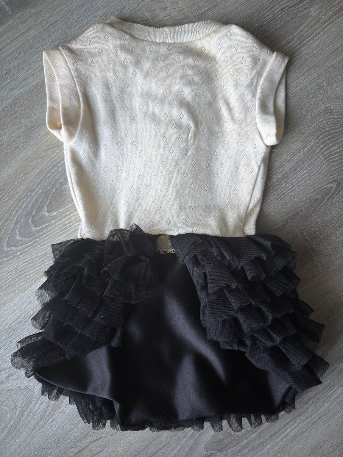 Abitino panna e nero con gonna in tulle vista posteriore