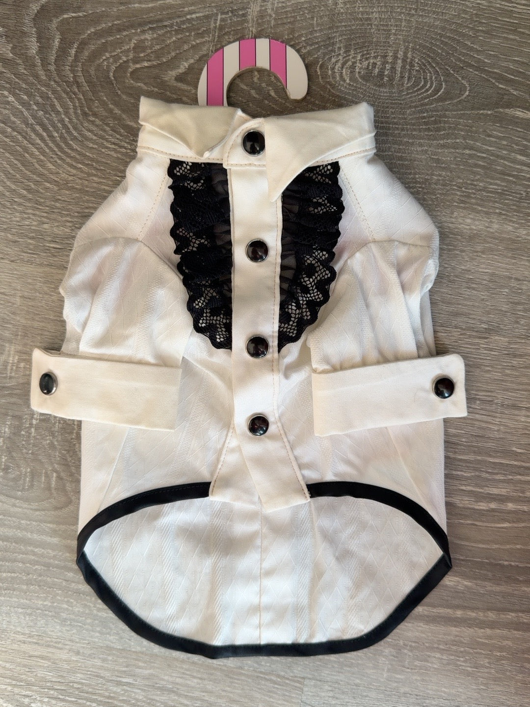 Camicia elegante bianca con pizzo nero per cani fronte