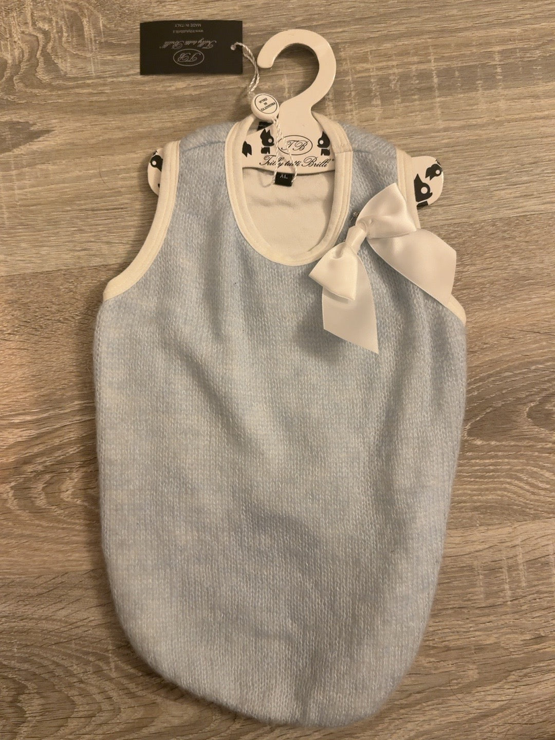 Maglioncino azzurro con fiocco bianco vista frontale