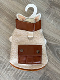 Carica l'immagine nel visualizzatore della galleria, Gilet Teddy Beige con Inserti Marroni e Taschina per Cani – XS 25 cm - fronte

