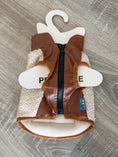 Carica l'immagine nel visualizzatore della galleria, Gilet Teddy Beige con Inserti Marroni e Taschina per Cani – XS 25 cm - retro
