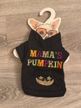 Carica l'immagine nel visualizzatore della galleria, Felpa Halloween Mama's Pumpkin per cani nera con ricamo colorato, XS 25 cm, vista del dorso
