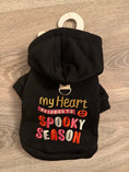 Carica l'immagine nel visualizzatore della galleria, Felpa Halloween Spooky Season per cani, nera con cappuccio e ricamo sul dorso, XS 25 cm

