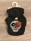 Carica l'immagine nel visualizzatore della galleria, Felpa Halloween per cani nera con teschio argentato e rosa in rilievo, taglia XS 25 cm
