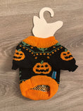 Carica l'immagine nel visualizzatore della galleria, Maglioncino Halloween per cani XS 25 cm, vista anteriore con zucche e bordo arancione
