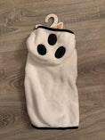 Carica l'immagine nel visualizzatore della galleria, Mantellina Halloween fantasma per cani bianca e nera taglia S 30 cm, vista posteriore
