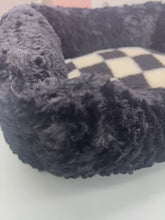 Carica e avvia il video nel visualizzatore di galleria, Cuccia Deluxe in Peluche per Cani e Gatti - Comfort e Stile in 50x40 cm
