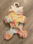 Carica l'immagine nel visualizzatore della galleria, Tutina Unicorno Arcobaleno Pastello XS 25 cm - chiusura interna
