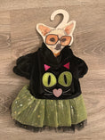 Carica l'immagine nel visualizzatore della galleria, Vestitino Halloween per cani con faccia di gatto nero e gonnellina tulle verde, XS 25 cm, foto esterna
