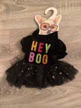 Carica l'immagine nel visualizzatore della galleria, Vestitino Halloween HEY BOO per cani, tulle nero con stelle e scritta multicolore, taglia XS 25 cm
