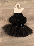Carica l'immagine nel visualizzatore della galleria, Vestitino Halloween nero per cani con bottoni e gonna tulle con stelline, taglia XS 25 cm
