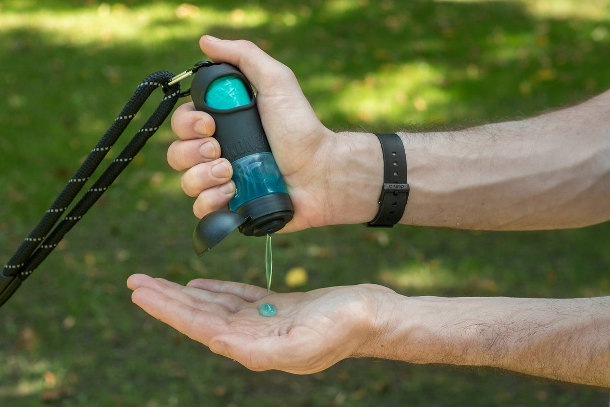 Kong HandiPod MINI Distributore di bustine per escrementi e porta gel disinfettante